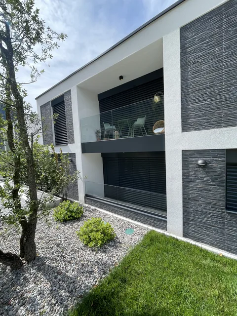 Residenza Stella — facciata con l’albero